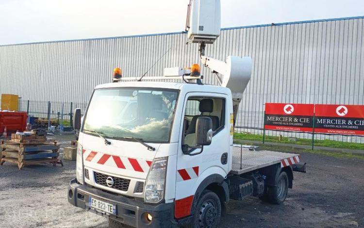 NISSAN NT400 AVEC NACELLE TOPY11 – 10 M – DIESEL – 1420 H –  98070 KMS – AN 2017 BLANC ES-823-TE