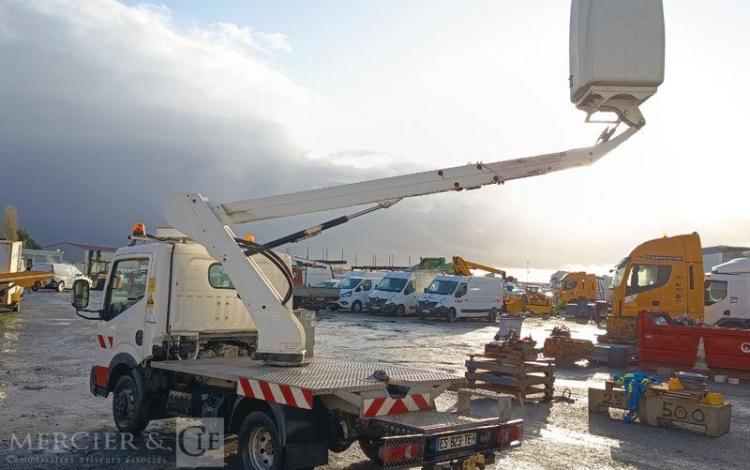 NISSAN NT400 AVEC NACELLE TOPY11 – 10 M – DIESEL – 1420 H –  98070 KMS – AN 2017 BLANC ES-823-TE