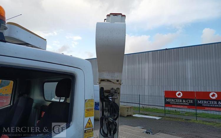NISSAN NT400 AVEC NACELLE TOPY11 – 10 M – DIESEL – 1420 H –  98070 KMS – AN 2017 BLANC ES-823-TE