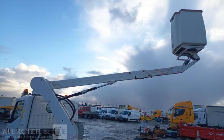 NISSAN NT400 AVEC NACELLE TOPY11 – 10 M – DIESEL – 1420 H –  98070 KMS – AN 2017 BLANC ES-823-TE