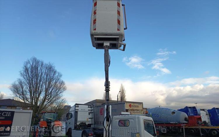 NISSAN NT400 AVEC NACELLE TOPY11 – 10 M – DIESEL – 1420 H –  98070 KMS – AN 2017 BLANC ES-823-TE