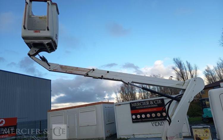 NISSAN NT400 AVEC NACELLE TOPY11 – 10 M – DIESEL – 1420 H –  98070 KMS – AN 2017 BLANC ES-823-TE