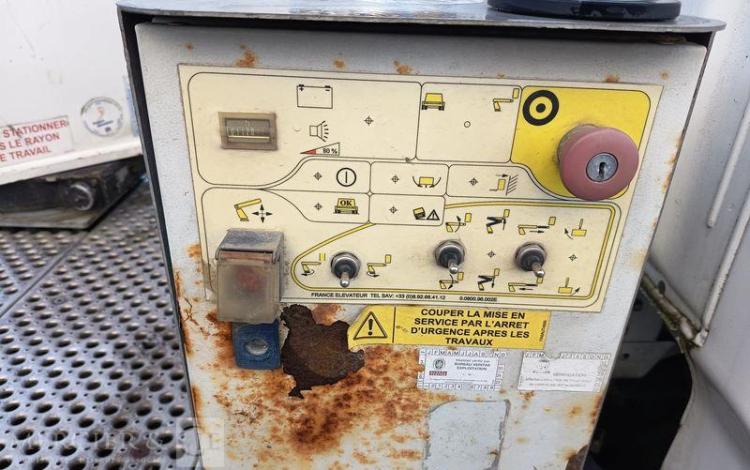 NISSAN NT400 AVEC NACELLE TOPY11 – 10 M – DIESEL – 1420 H –  98070 KMS – AN 2017 BLANC ES-823-TE