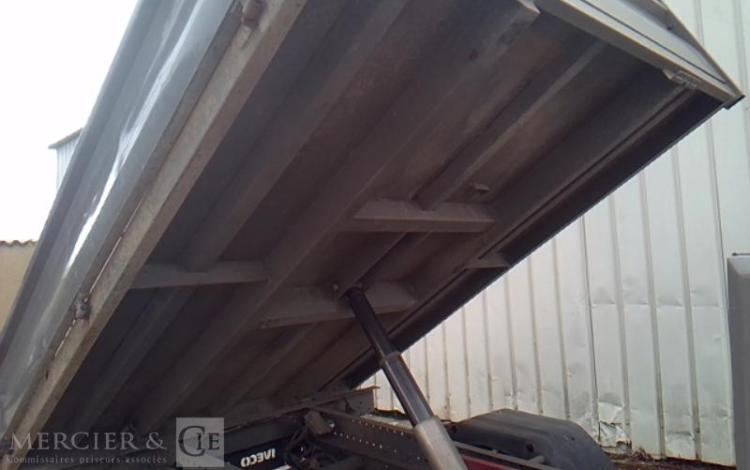 IVECO 35-120 BENNE SIMPLE CABINE COFFRE ROUGE EW-452-WV