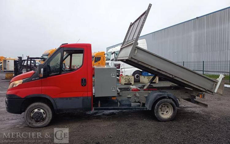 IVECO DAILY 35C12 BENNE AVEC COFFRE ACIER DIESEL – 156826 KMS – ANNEE 2018 ROUGE EX-603-LT