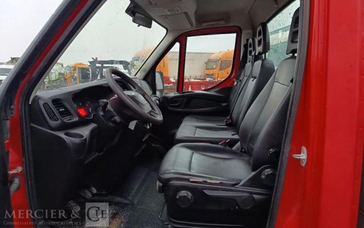 IVECO DAILY 35C12 BENNE AVEC COFFRE ACIER DIESEL – 156826 KMS – ANNEE 2018 ROUGE EX-603-LT