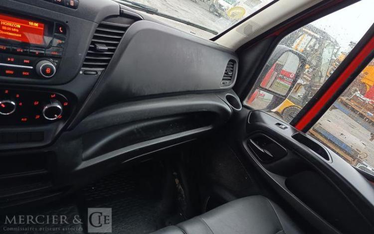IVECO DAILY 35C12 BENNE AVEC COFFRE ACIER DIESEL – 156826 KMS – ANNEE 2018 ROUGE EX-603-LT