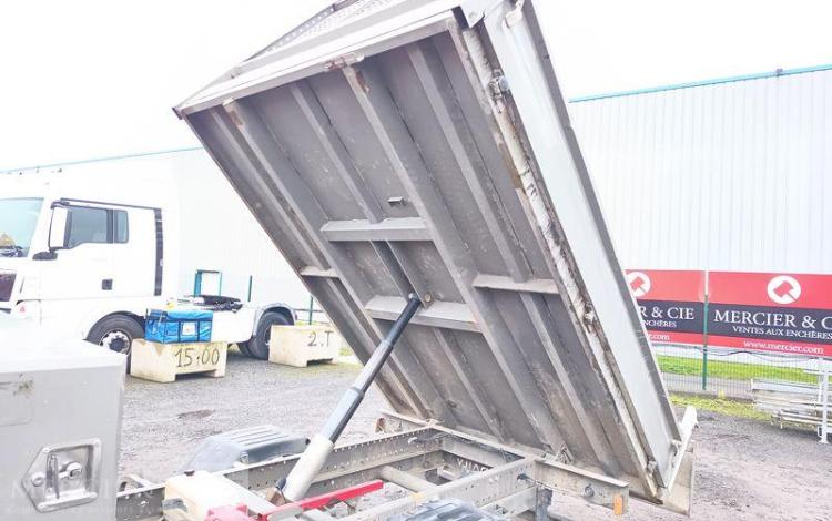 IVECO DAILY 35C12 BENNE AVEC COFFRE ACIER DIESEL – 156826 KMS – ANNEE 2018 ROUGE EX-603-LT