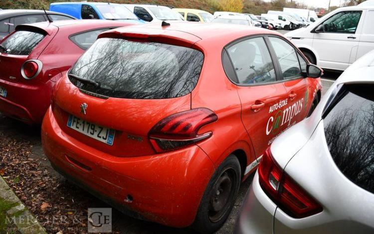PEUGEOT 208 A,E ACTIVE vente à pro uniquement car obligation depedalage ORA FE-179-ZJ