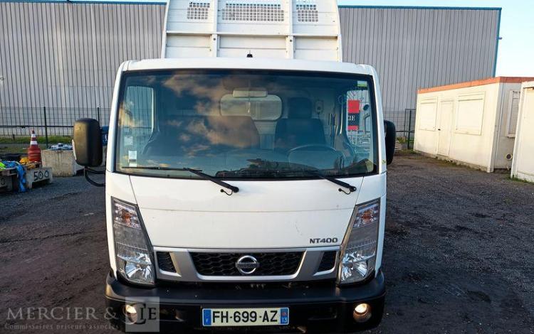 NISSAN NT400 CABSTAR 3,0 TD 16V 130 CV AVEC BENNE –  DIESEL – 66273 KMS – ANNEE 2019 BLANC FH-699-AZ