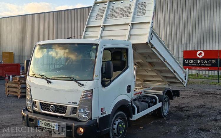 NISSAN NT400 CABSTAR 3,0 TD 16V 130 CV AVEC BENNE –  DIESEL – 66273 KMS – ANNEE 2019 BLANC FH-699-AZ