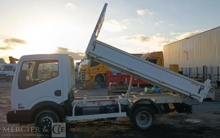 NISSAN NT400 CABSTAR 3,0 TD 16V 130 CV AVEC BENNE –  DIESEL – 66273 KMS – ANNEE 2019 BLANC FH-699-AZ