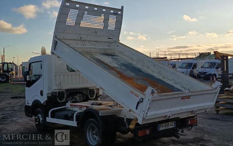 NISSAN NT400 CABSTAR 3,0 TD 16V 130 CV AVEC BENNE –  DIESEL – 66273 KMS – ANNEE 2019 BLANC FH-699-AZ