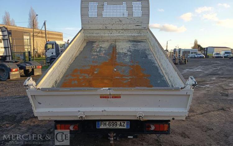 NISSAN NT400 CABSTAR 3,0 TD 16V 130 CV AVEC BENNE –  DIESEL – 66273 KMS – ANNEE 2019 BLANC FH-699-AZ