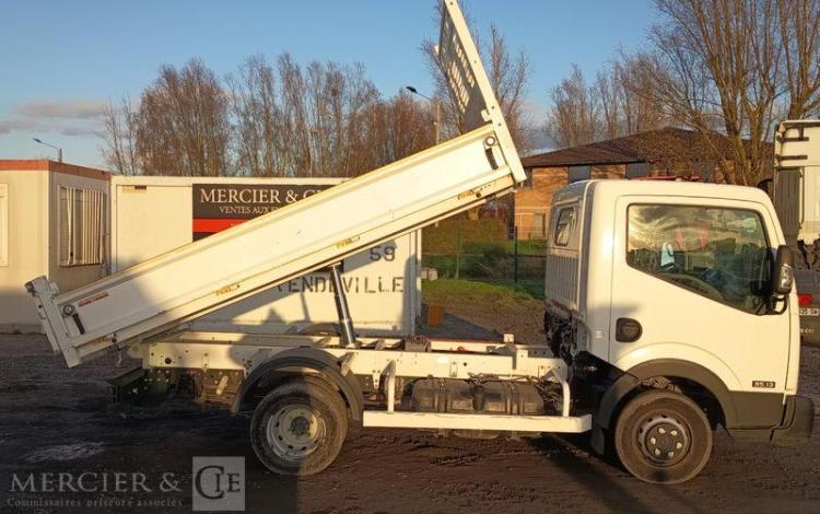 NISSAN NT400 CABSTAR 3,0 TD 16V 130 CV AVEC BENNE –  DIESEL – 66273 KMS – ANNEE 2019 BLANC FH-699-AZ