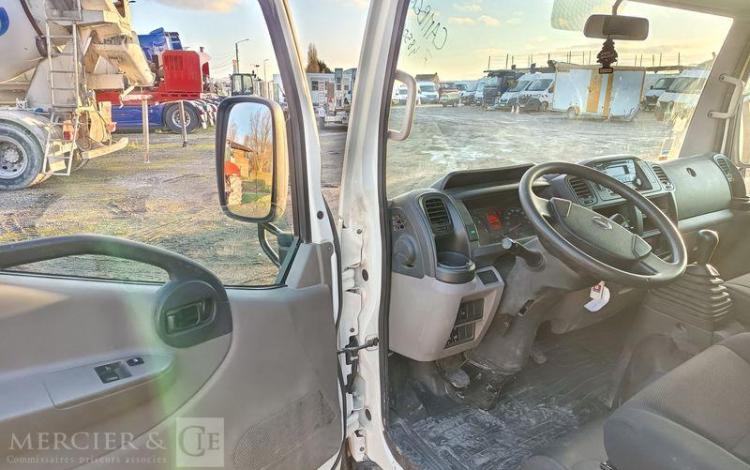 NISSAN NT400 CABSTAR 3,0 TD 16V 130 CV AVEC BENNE –  DIESEL – 66273 KMS – ANNEE 2019 BLANC FH-699-AZ