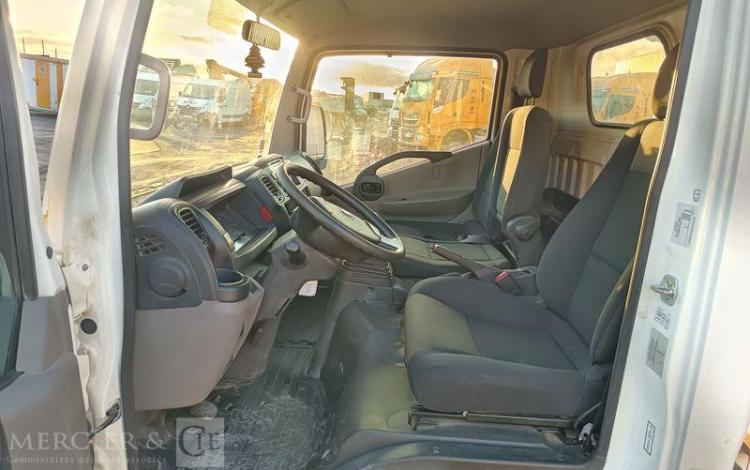 NISSAN NT400 CABSTAR 3,0 TD 16V 130 CV AVEC BENNE –  DIESEL – 66273 KMS – ANNEE 2019 BLANC FH-699-AZ