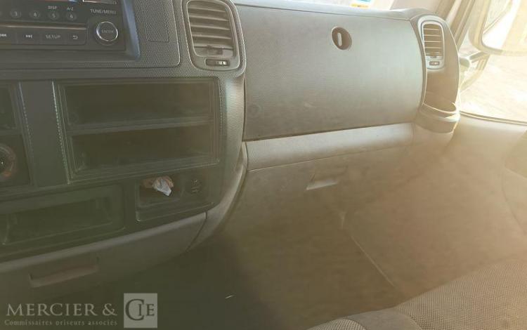 NISSAN NT400 CABSTAR 3,0 TD 16V 130 CV AVEC BENNE –  DIESEL – 66273 KMS – ANNEE 2019 BLANC FH-699-AZ