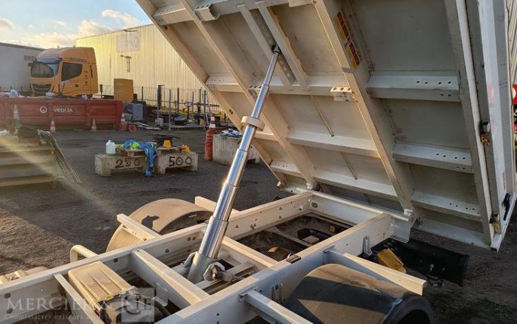 NISSAN NT400 CABSTAR 3,0 TD 16V 130 CV AVEC BENNE –  DIESEL – 66273 KMS – ANNEE 2019 BLANC FH-699-AZ