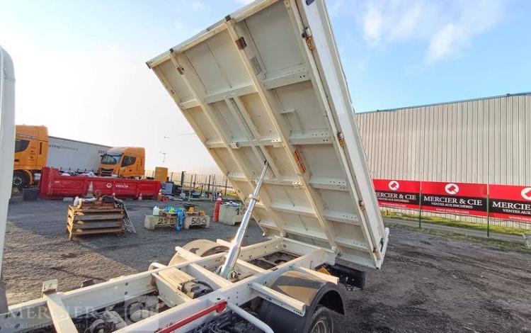 NISSAN NT400 CABSTAR 3,0 TD 16V 130 CV AVEC BENNE –  DIESEL – 66273 KMS – ANNEE 2019 BLANC FH-699-AZ