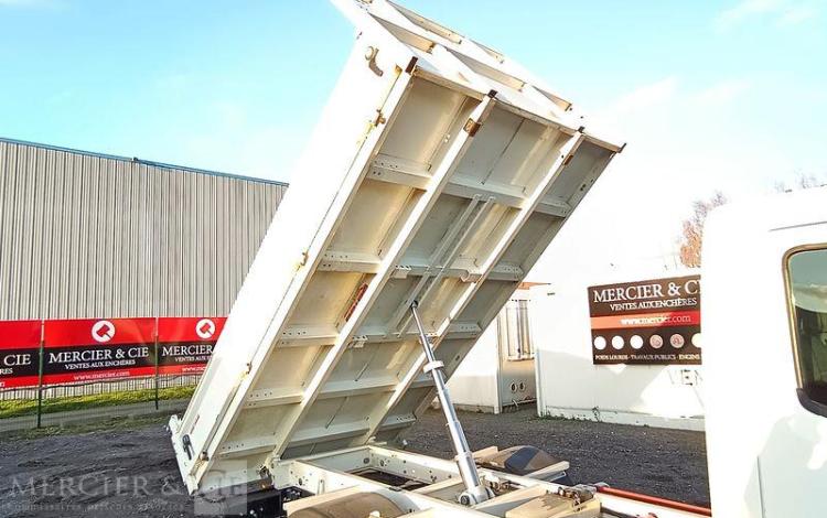 NISSAN NT400 CABSTAR 3,0 TD 16V 130 CV AVEC BENNE –  DIESEL – 66273 KMS – ANNEE 2019 BLANC FH-699-AZ