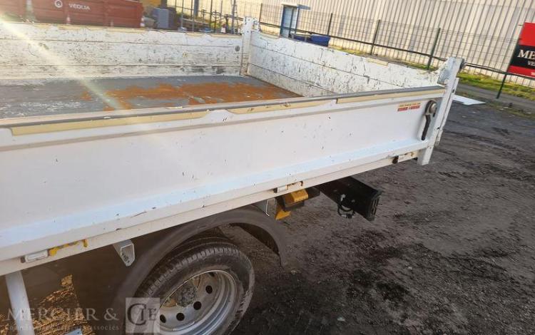 NISSAN NT400 CABSTAR 3,0 TD 16V 130 CV AVEC BENNE –  DIESEL – 66273 KMS – ANNEE 2019 BLANC FH-699-AZ