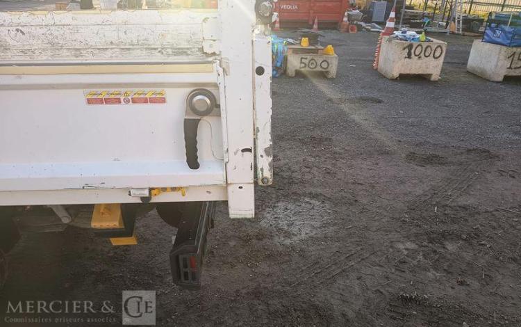 NISSAN NT400 CABSTAR 3,0 TD 16V 130 CV AVEC BENNE –  DIESEL – 66273 KMS – ANNEE 2019 BLANC FH-699-AZ