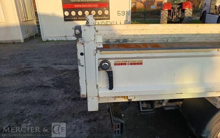 NISSAN NT400 CABSTAR 3,0 TD 16V 130 CV AVEC BENNE –  DIESEL – 66273 KMS – ANNEE 2019 BLANC FH-699-AZ