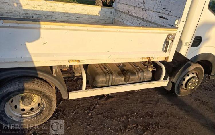 NISSAN NT400 CABSTAR 3,0 TD 16V 130 CV AVEC BENNE –  DIESEL – 66273 KMS – ANNEE 2019 BLANC FH-699-AZ