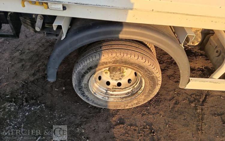 NISSAN NT400 CABSTAR 3,0 TD 16V 130 CV AVEC BENNE –  DIESEL – 66273 KMS – ANNEE 2019 BLANC FH-699-AZ