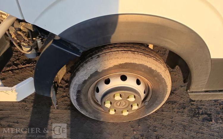 NISSAN NT400 CABSTAR 3,0 TD 16V 130 CV AVEC BENNE –  DIESEL – 66273 KMS – ANNEE 2019 BLANC FH-699-AZ