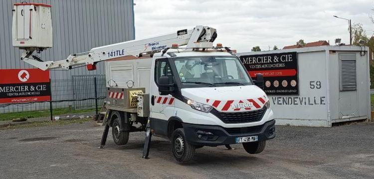 IVECO DAILY 35S14 AVEC NACELLE 141TLE – 12 M – 556 HEURES – 96199 KMS – ANNEE 2020 BLANC FT-458-RV