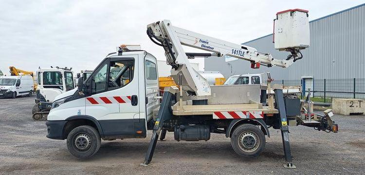 IVECO DAILY 35S14 AVEC NACELLE 141TLE – 12 M – 556 HEURES – 96199 KMS – ANNEE 2020 BLANC FT-458-RV