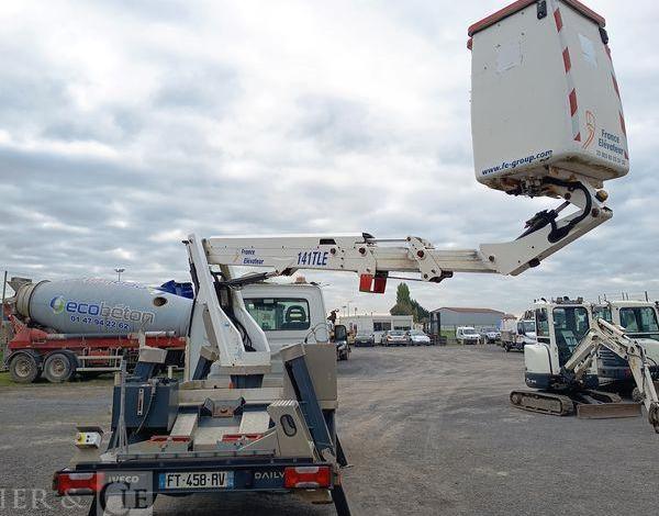 IVECO DAILY 35S14 AVEC NACELLE 141TLE – 12 M – 556 HEURES – 96199 KMS – ANNEE 2020 BLANC FT-458-RV