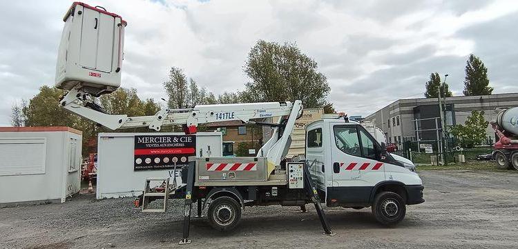 IVECO DAILY 35S14 AVEC NACELLE 141TLE – 12 M – 556 HEURES – 96199 KMS – ANNEE 2020 BLANC FT-458-RV