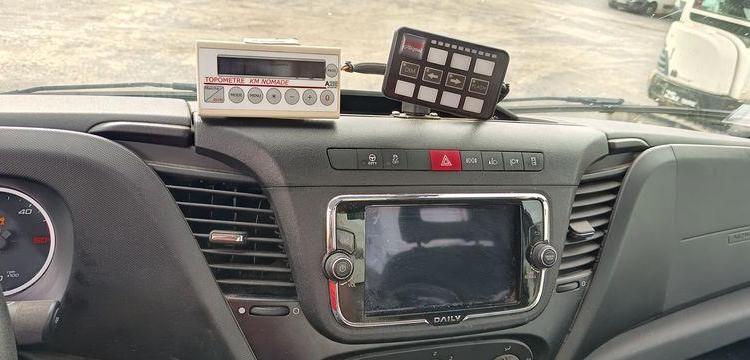 IVECO DAILY 35S14 AVEC NACELLE 141TLE – 12 M – 556 HEURES – 96199 KMS – ANNEE 2020 BLANC FT-458-RV