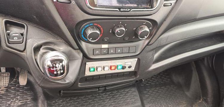 IVECO DAILY 35S14 AVEC NACELLE 141TLE – 12 M – 556 HEURES – 96199 KMS – ANNEE 2020 BLANC FT-458-RV