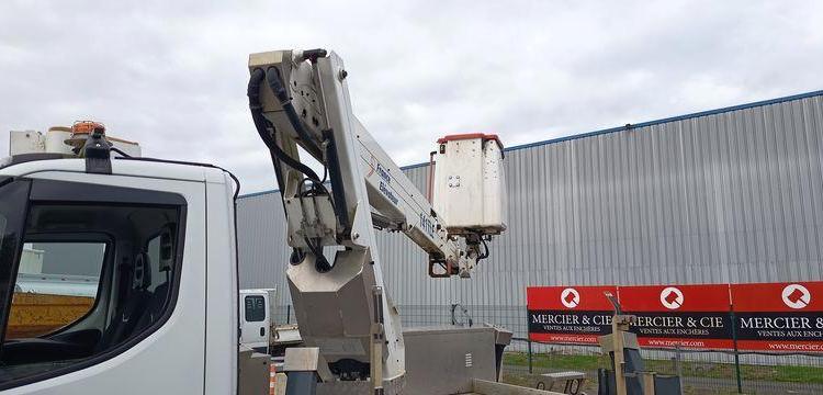 IVECO DAILY 35S14 AVEC NACELLE 141TLE – 12 M – 556 HEURES – 96199 KMS – ANNEE 2020 BLANC FT-458-RV