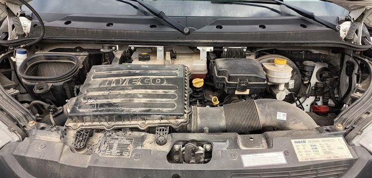 IVECO DAILY 35S14 AVEC NACELLE 141TLE – 12 M – 556 HEURES – 96199 KMS – ANNEE 2020 BLANC FT-458-RV