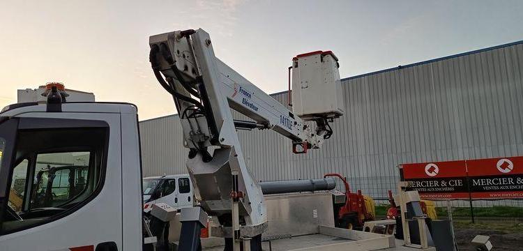 IVECO DAILY 35S14H AVEC NACELLE FRANCE ELEVATEUR 141 TLE – 12M – 344 HEURES- AN 2020 BLANC FW-805-AX