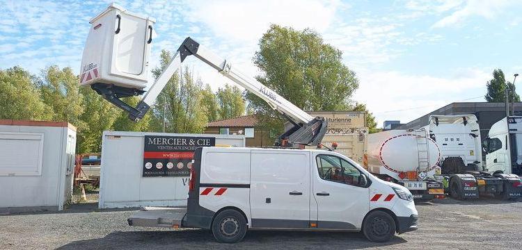 RENAULT TRAFIC AVEC NACELLE KLUBB/KL21B – 9M – DIESEL – 659 HEURES – 99031 KMS BLANC GG-759-DD