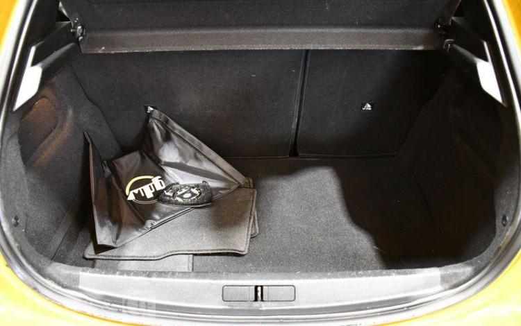 PEUGEOT 208 A,E BLUEHDI ALLURE JAUNE GH-796-HQ