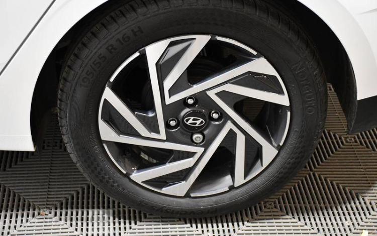 HYUNDAI I20 INTUITIVE BLANC GX-093-RW