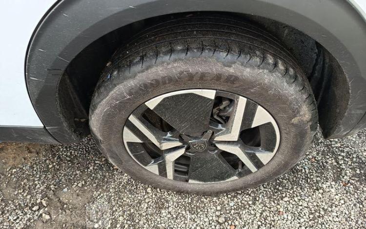 PEUGEOT 2008 PURETECH 100 ALLURE  GZ-162-AV