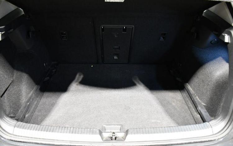 VOLKSWAGEN GOLF 8 GRIS HA-041-CN