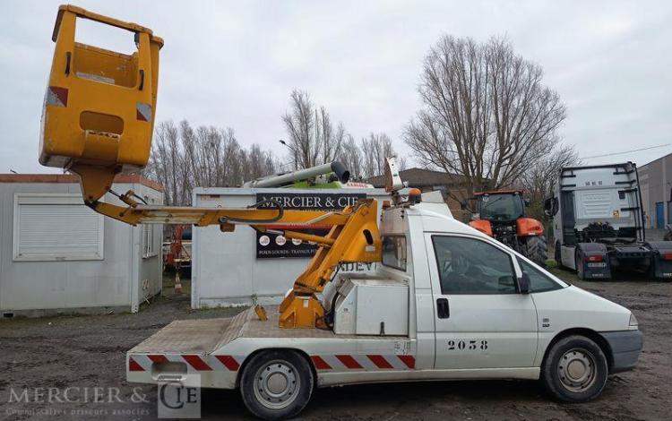 FIAT SCUDO 1,9 D 70CV AVEC NACELLE FRANCE ELEVATEUR TOPY 8 – 2394 HEURES – ANNEE 2001 BLANC 904ALF59