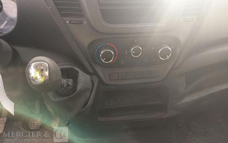 IVECO 35C13 BENNE DOUBLE CABINE – DIESEL – 132952 KMS – ANNEE 2015 ROUGE DQ-605-KR