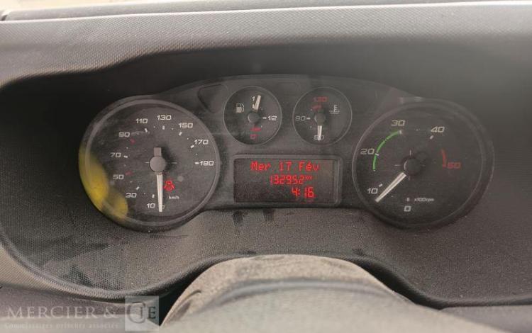 IVECO 35C13 BENNE DOUBLE CABINE – DIESEL – 132952 KMS – ANNEE 2015 ROUGE DQ-605-KR