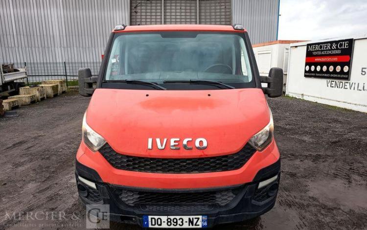 IVECO DAILY 35C13 BENNE AVEC COFFRE ACIER DIESEL – 130041 KMS – ANNEE 2015 ROUGE DQ-893-NZ