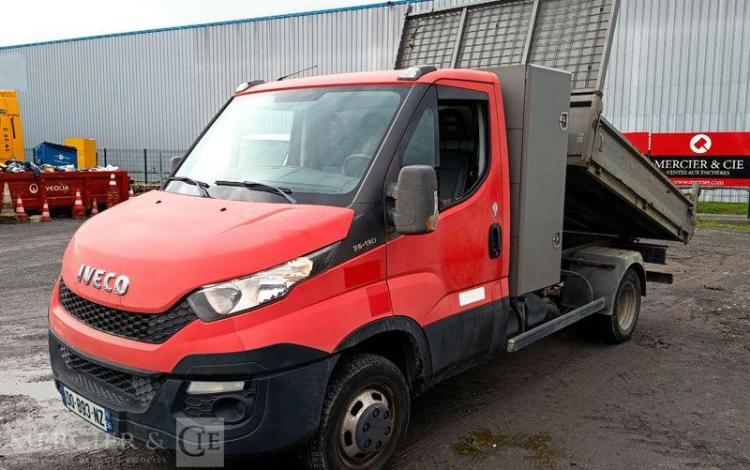 IVECO DAILY 35C13 BENNE AVEC COFFRE ACIER DIESEL – 130041 KMS – ANNEE 2015 ROUGE DQ-893-NZ